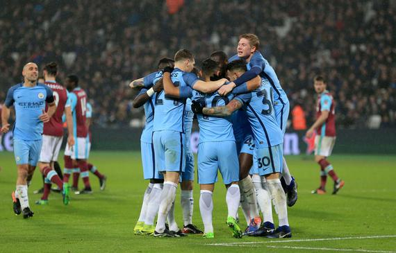 勇闯龙潭虎穴！卡斯尔反击冲击 扛着杰林威空中转身打板上篮！（强势突击！卡斯尔快攻顶着杰林威空中转身打板得分！）