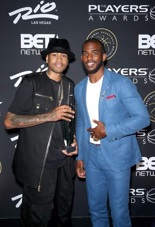 悉尼FC门将：在罗马尼亚输球就像一场葬礼，有人朝我扔东西（悉尼FC门将称在罗马尼亚客场失利仿佛参加葬礼，还遭球迷投掷物品）