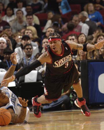 真能演！体毛没碰到追着要哨，詹姆斯都快追打裁判了！（演技拉满！根本没碰着也狂要哨，詹姆斯急得差点追着裁判质问！）