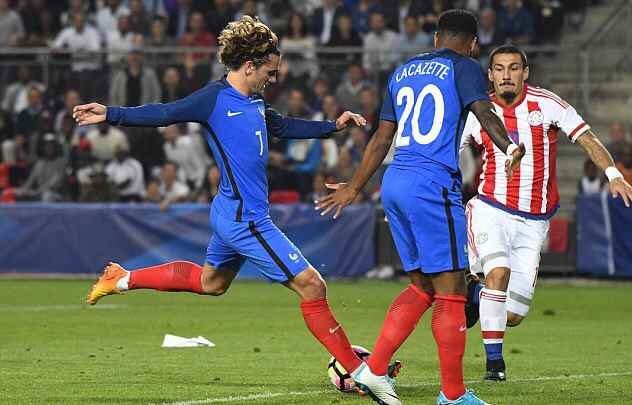 维尼修斯和阿森纳U16球员合影，2米法国门将抢镜（维尼修斯与阿森纳U16合影，2米法国门将抢尽风头）