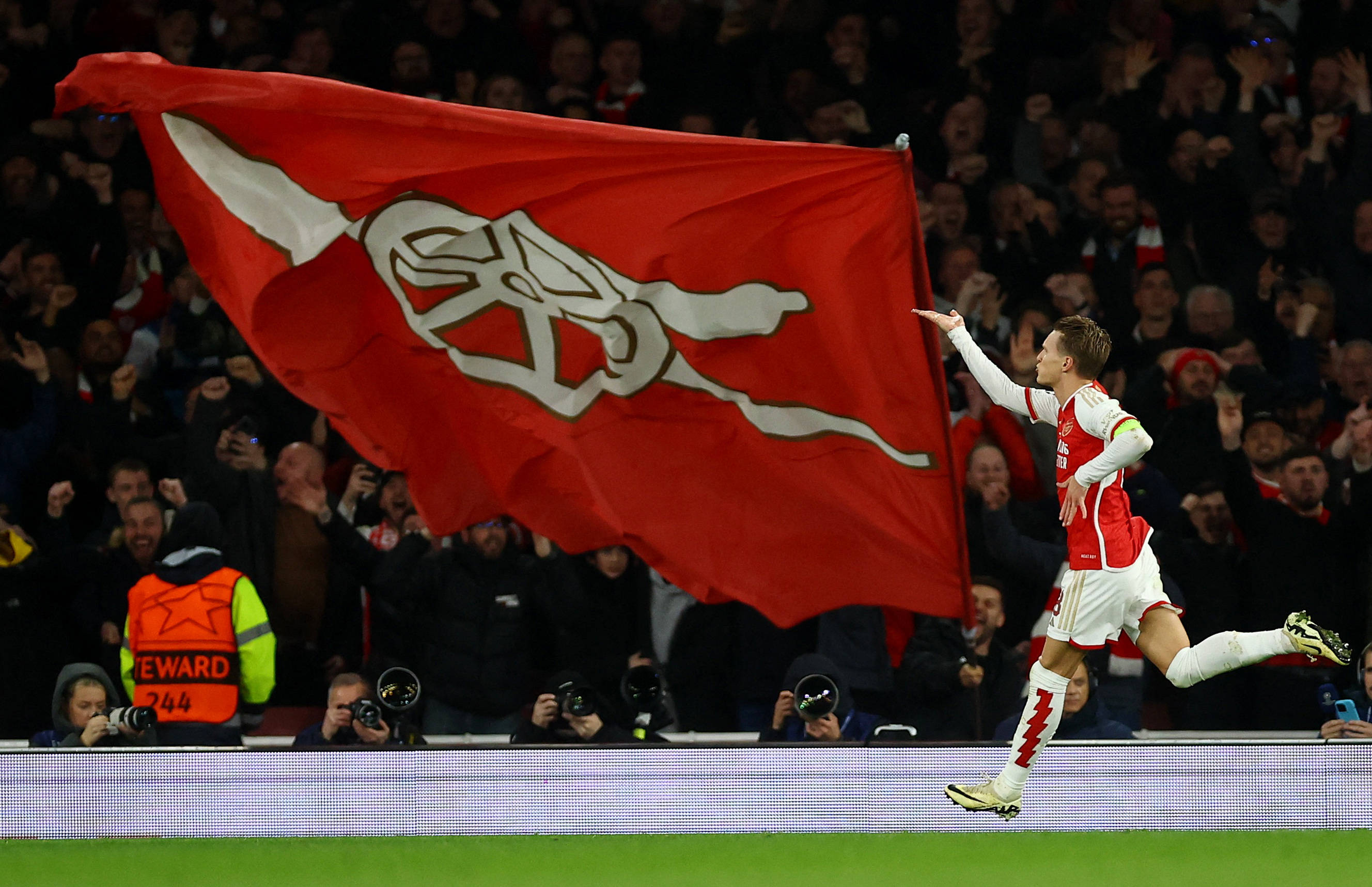 NBA：独行侠击败雄鹿 东契奇全场三双（NBA：独行侠力克雄鹿，东契奇砍下三双）