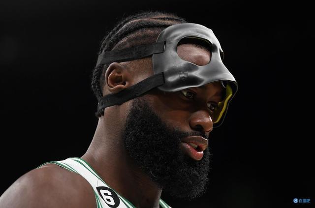 张镇麟半场表现抢眼，展现篮球天赋（张镇麟半场惊艳发挥，尽显篮球才华）