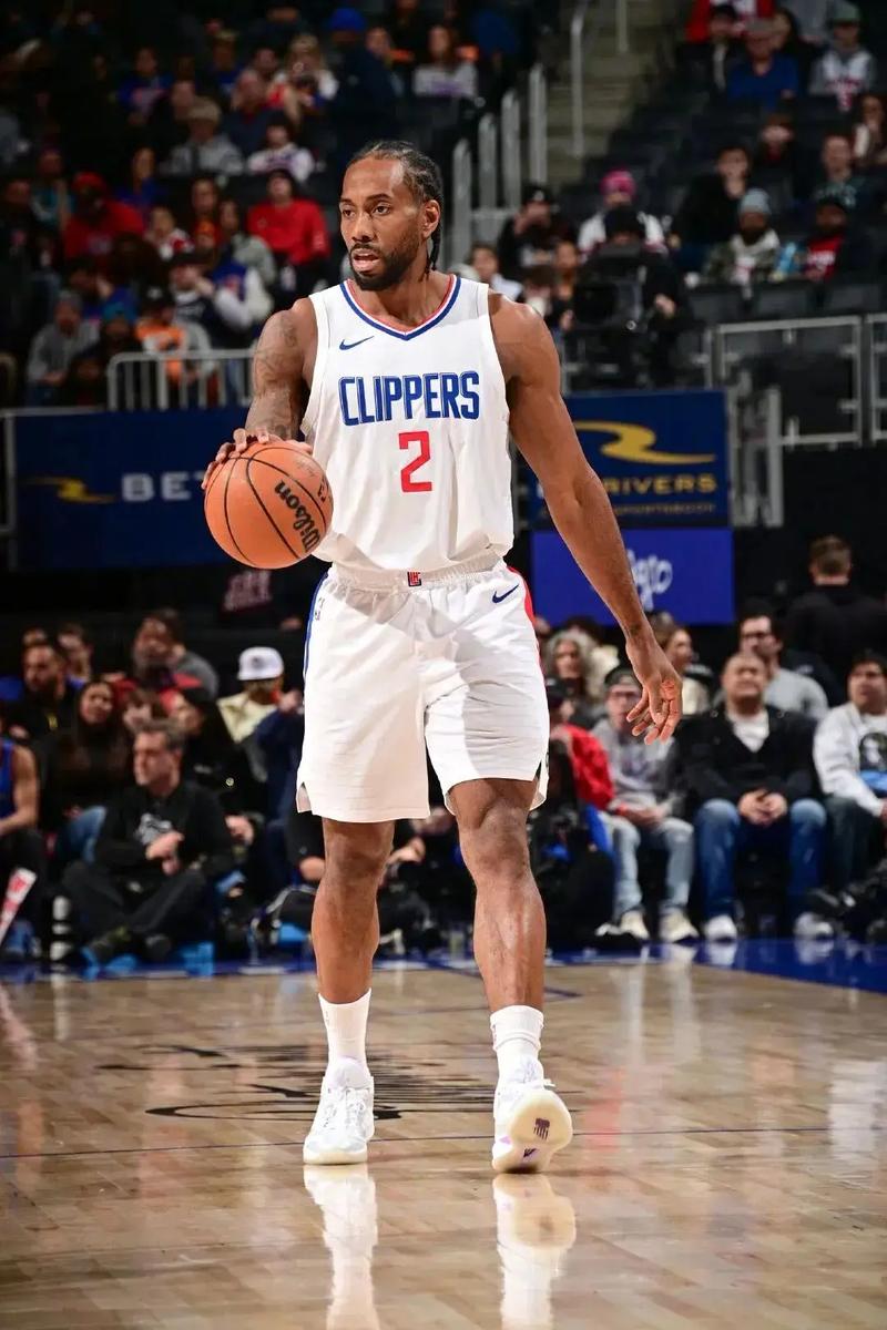 圣诞魔咒？东契奇去年代表独行侠征战圣诞大战时左小腿拉伤（圣诞不祥？东契奇去年为独行侠征战圣诞大战遭遇左小腿拉伤）