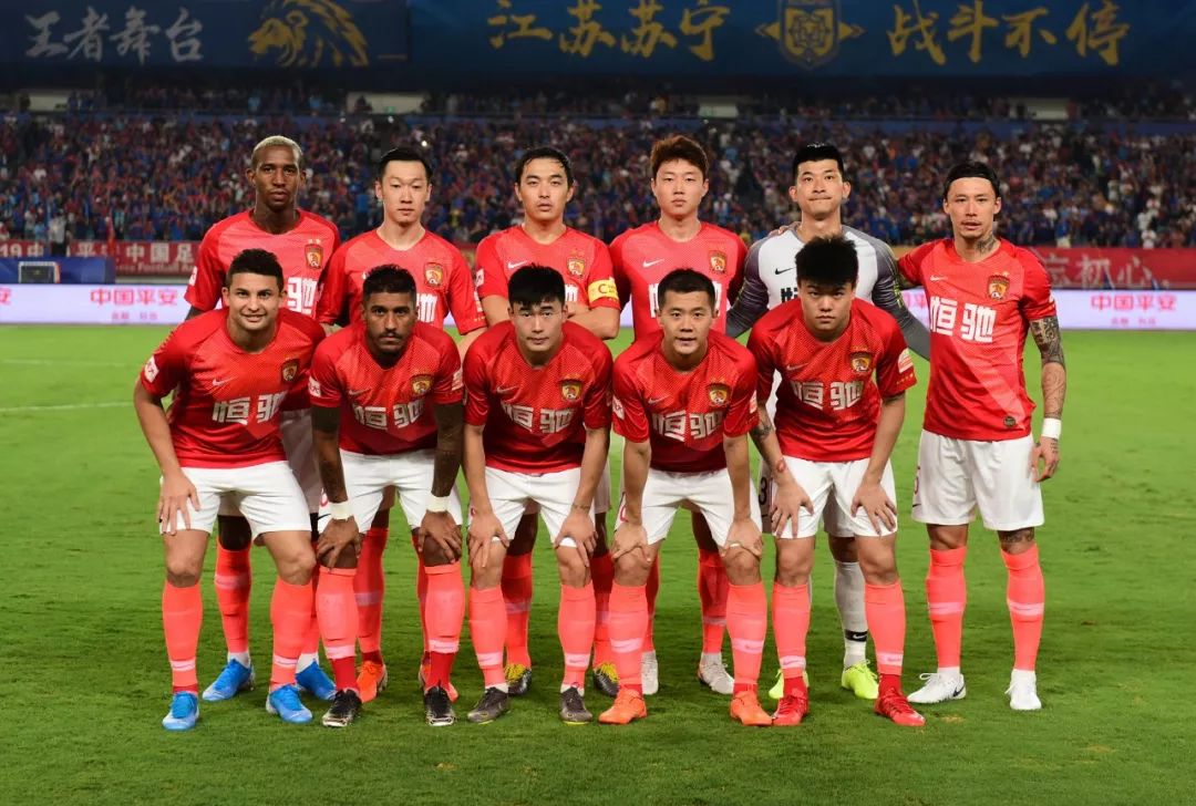 U17世界杯法国vs哥伦比亚现大规模群殴，球员家长均参与其中（U17世界杯法国对阵哥伦比亚爆发大规模冲突，球员与家长均卷入）