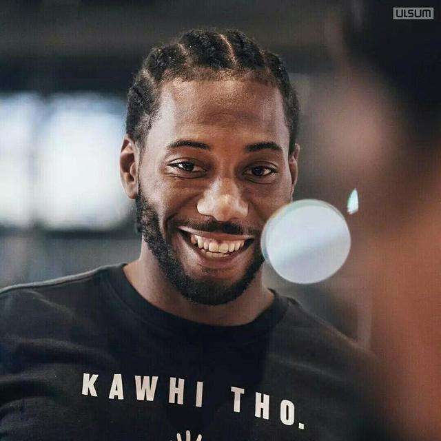 前锋关键时刻破门，球队士气高涨（射手临危建功，全队斗志被点燃）